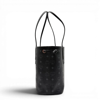 https://cdn.shopify.com/s/files/1/0564/9376/8855/files/MCM_Shopper_Liz_small_mit_Pochette_visetos_schwarz_4.webp?v=1782310250
