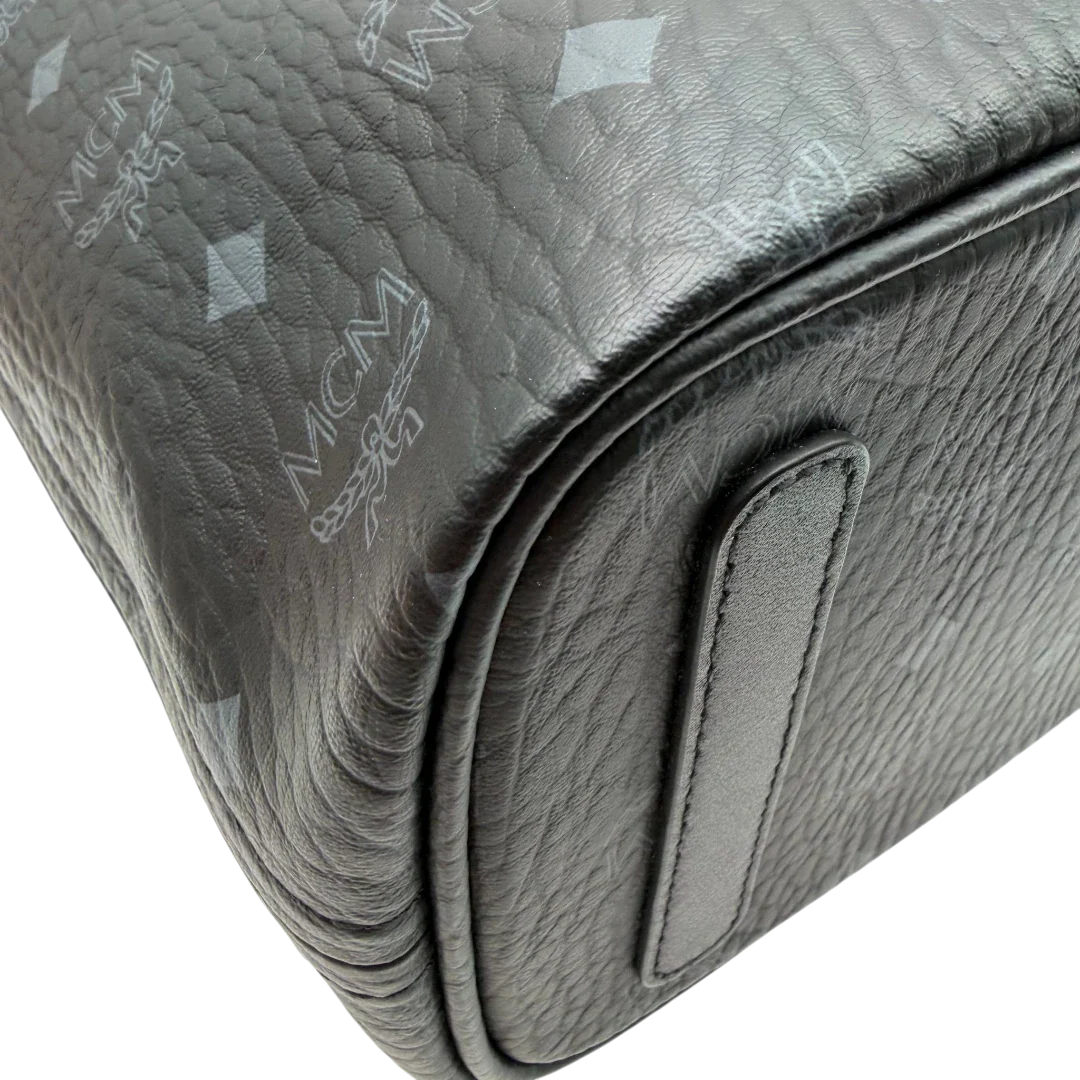 https://cdn.shopify.com/s/files/1/0564/9376/8855/files/MCM_Shopper_Liz_small_mit_Pochette_visetos_schwarz_7.webp?v=1782310251