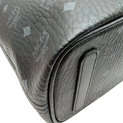 https://cdn.shopify.com/s/files/1/0564/9376/8855/files/MCM_Shopper_Liz_small_mit_Pochette_visetos_schwarz_7.webp?v=1782310251