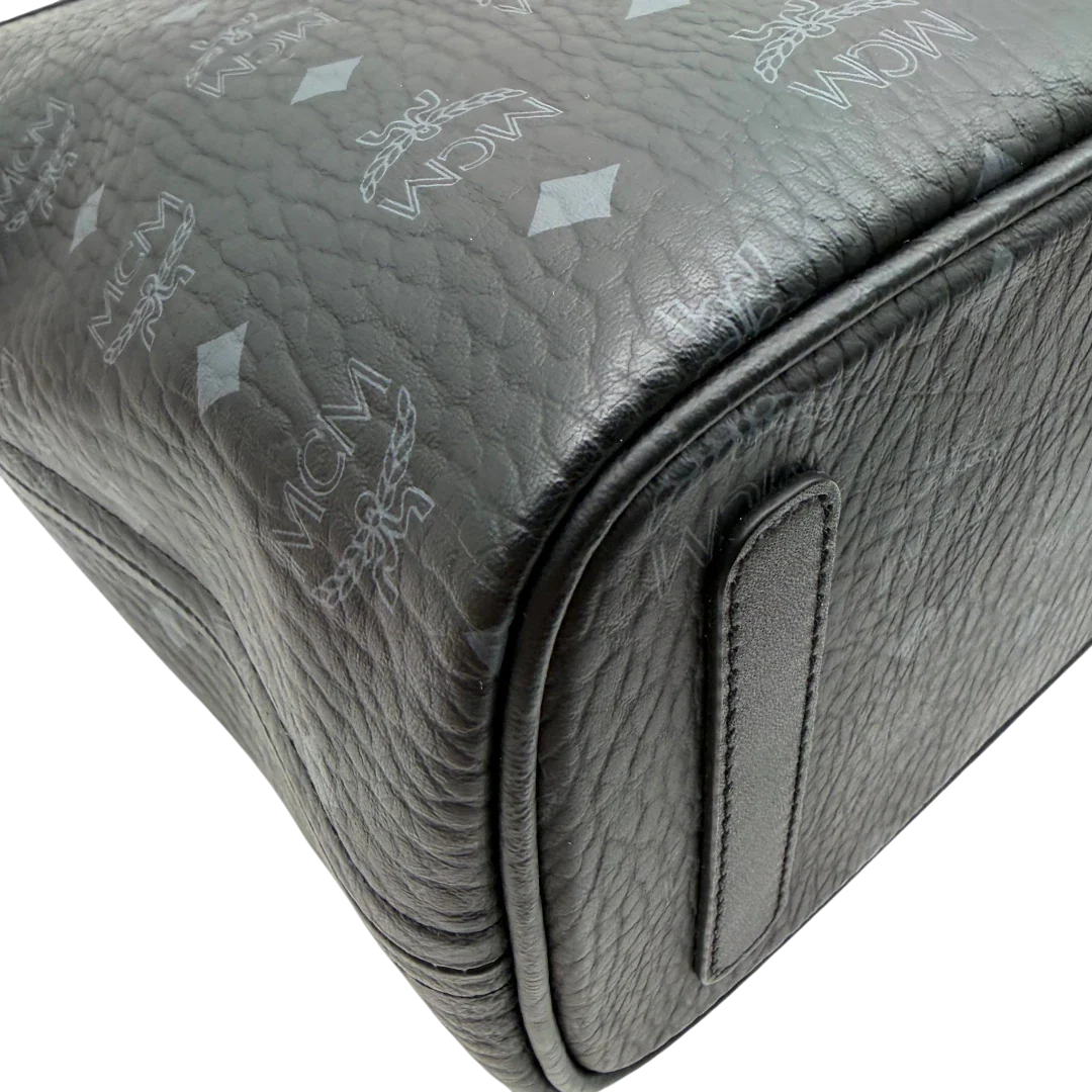 https://cdn.shopify.com/s/files/1/0564/9376/8855/files/MCM_Shopper_Liz_small_mit_Pochette_visetos_schwarz_9.webp?v=1782310251