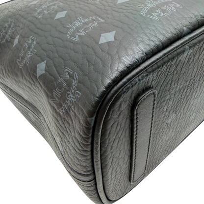 https://cdn.shopify.com/s/files/1/0564/9376/8855/files/MCM_Shopper_Liz_small_mit_Pochette_visetos_schwarz_9.webp?v=1782310251