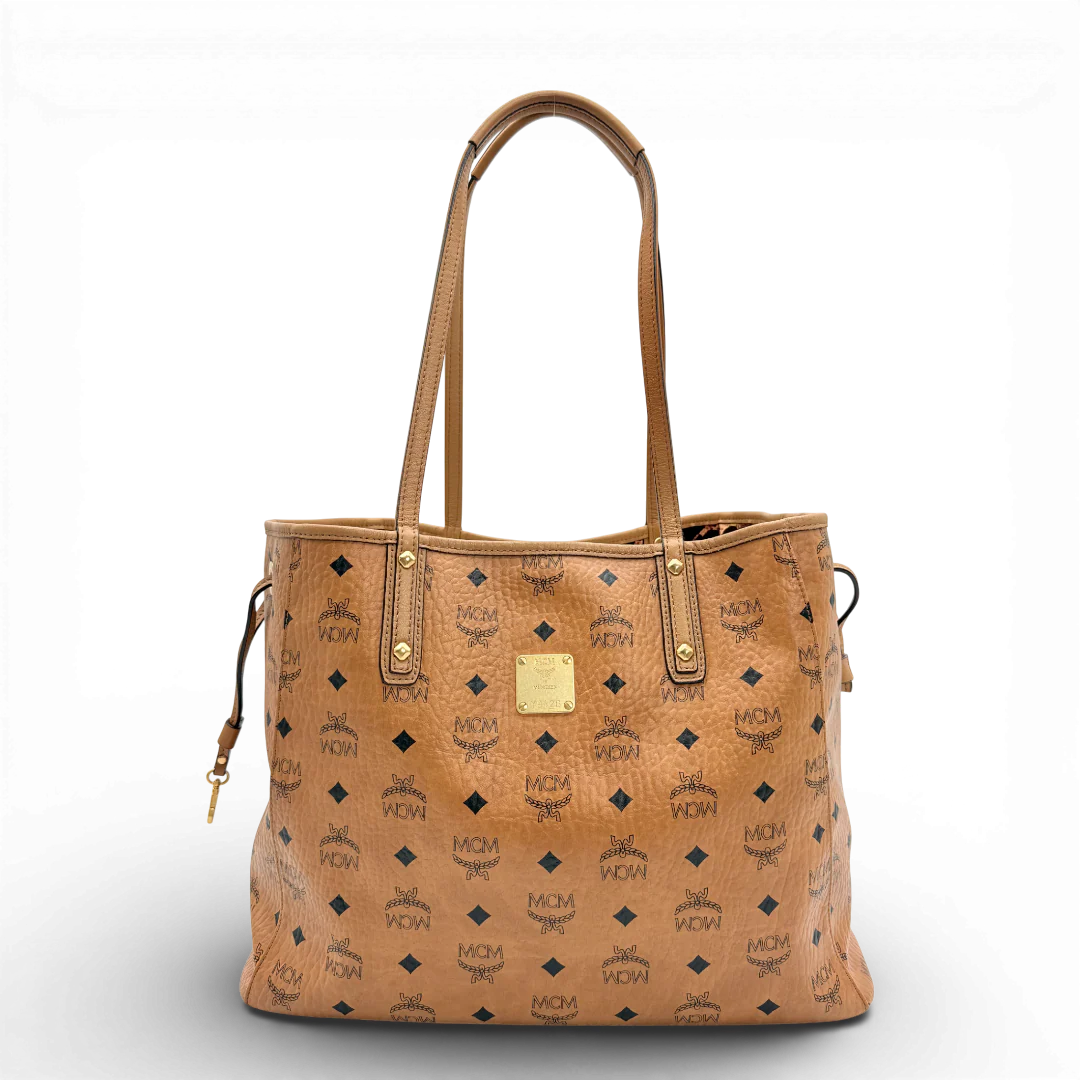 https://cdn.shopify.com/s/files/1/0564/9376/8855/files/MCM_Shopper_Liz_visetos_braun_vintage_0223.webp?v=1770281267