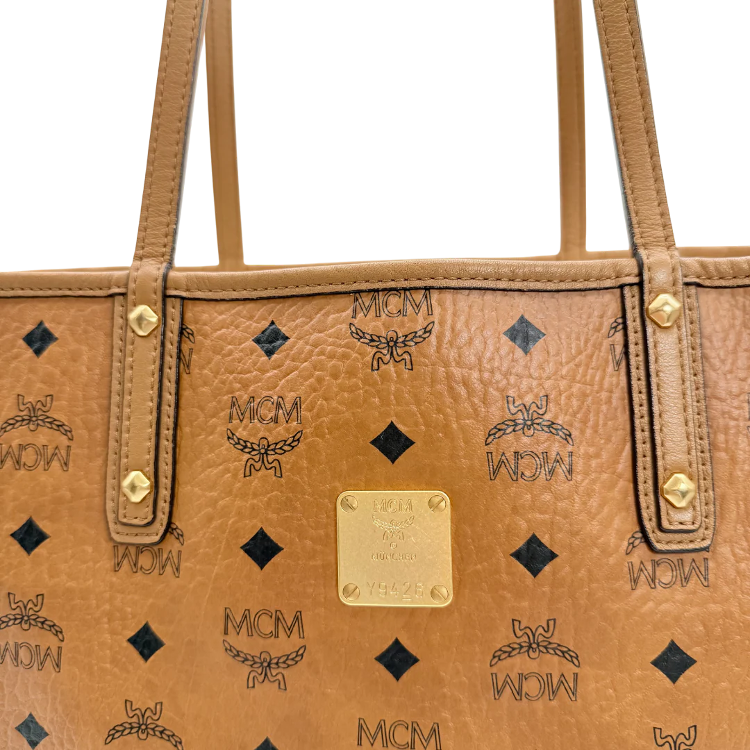 https://cdn.shopify.com/s/files/1/0564/9376/8855/files/MCM_Shopper_Liz_visetos_braun_vintage_0234.webp?v=1770281237