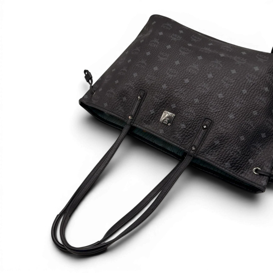 https://cdn.shopify.com/s/files/1/0564/9376/8855/files/MCM_Shopper_Liz_visetos_schwarz_10.webp?v=1784801390