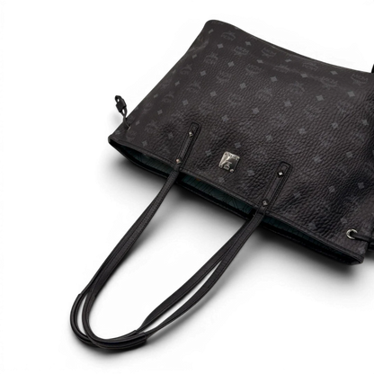 https://cdn.shopify.com/s/files/1/0564/9376/8855/files/MCM_Shopper_Liz_visetos_schwarz_10.webp?v=1784801390