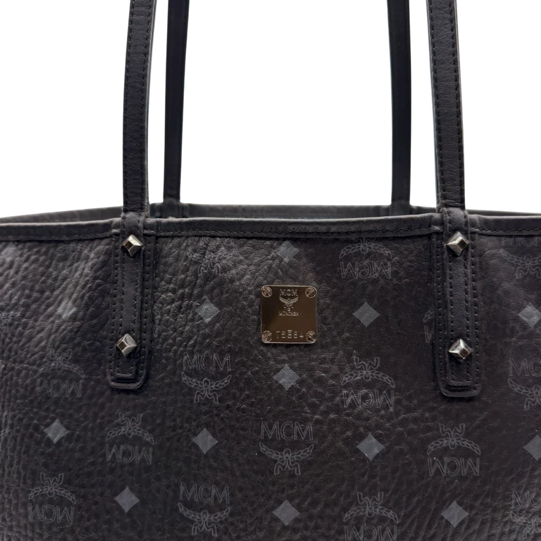 https://cdn.shopify.com/s/files/1/0564/9376/8855/files/MCM_Shopper_Liz_visetos_schwarz_11.webp?v=1784801390