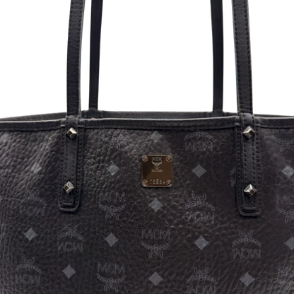 https://cdn.shopify.com/s/files/1/0564/9376/8855/files/MCM_Shopper_Liz_visetos_schwarz_11.webp?v=1784801390