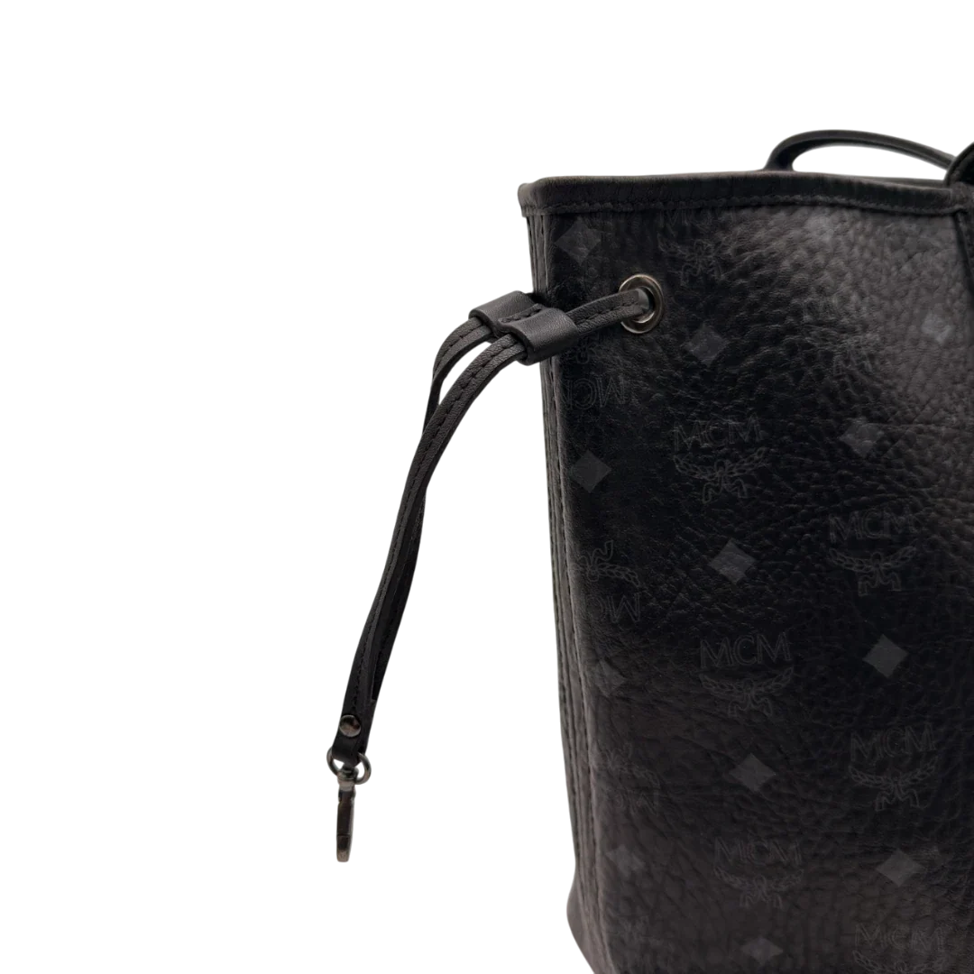 https://cdn.shopify.com/s/files/1/0564/9376/8855/files/MCM_Shopper_Liz_visetos_schwarz_12.webp?v=1784801389