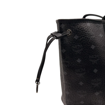 https://cdn.shopify.com/s/files/1/0564/9376/8855/files/MCM_Shopper_Liz_visetos_schwarz_12.webp?v=1784801389