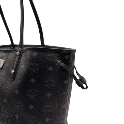 https://cdn.shopify.com/s/files/1/0564/9376/8855/files/MCM_Shopper_Liz_visetos_schwarz_13.webp?v=1784801390