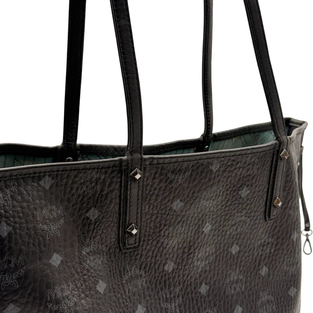 https://cdn.shopify.com/s/files/1/0564/9376/8855/files/MCM_Shopper_Liz_visetos_schwarz_14.webp?v=1784801390