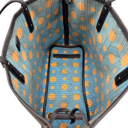 https://cdn.shopify.com/s/files/1/0564/9376/8855/files/MCM_Shopper_Liz_visetos_schwarz_15.webp?v=1784801390