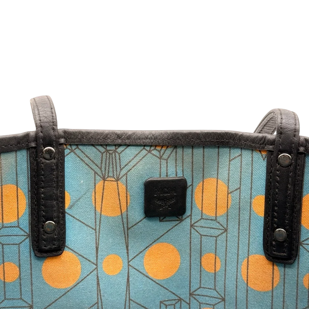 https://cdn.shopify.com/s/files/1/0564/9376/8855/files/MCM_Shopper_Liz_visetos_schwarz_16.webp?v=1784801390