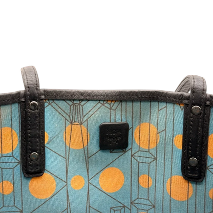 https://cdn.shopify.com/s/files/1/0564/9376/8855/files/MCM_Shopper_Liz_visetos_schwarz_16.webp?v=1784801390