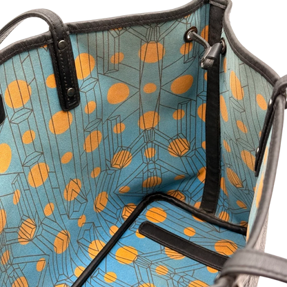 https://cdn.shopify.com/s/files/1/0564/9376/8855/files/MCM_Shopper_Liz_visetos_schwarz_17.webp?v=1784801390