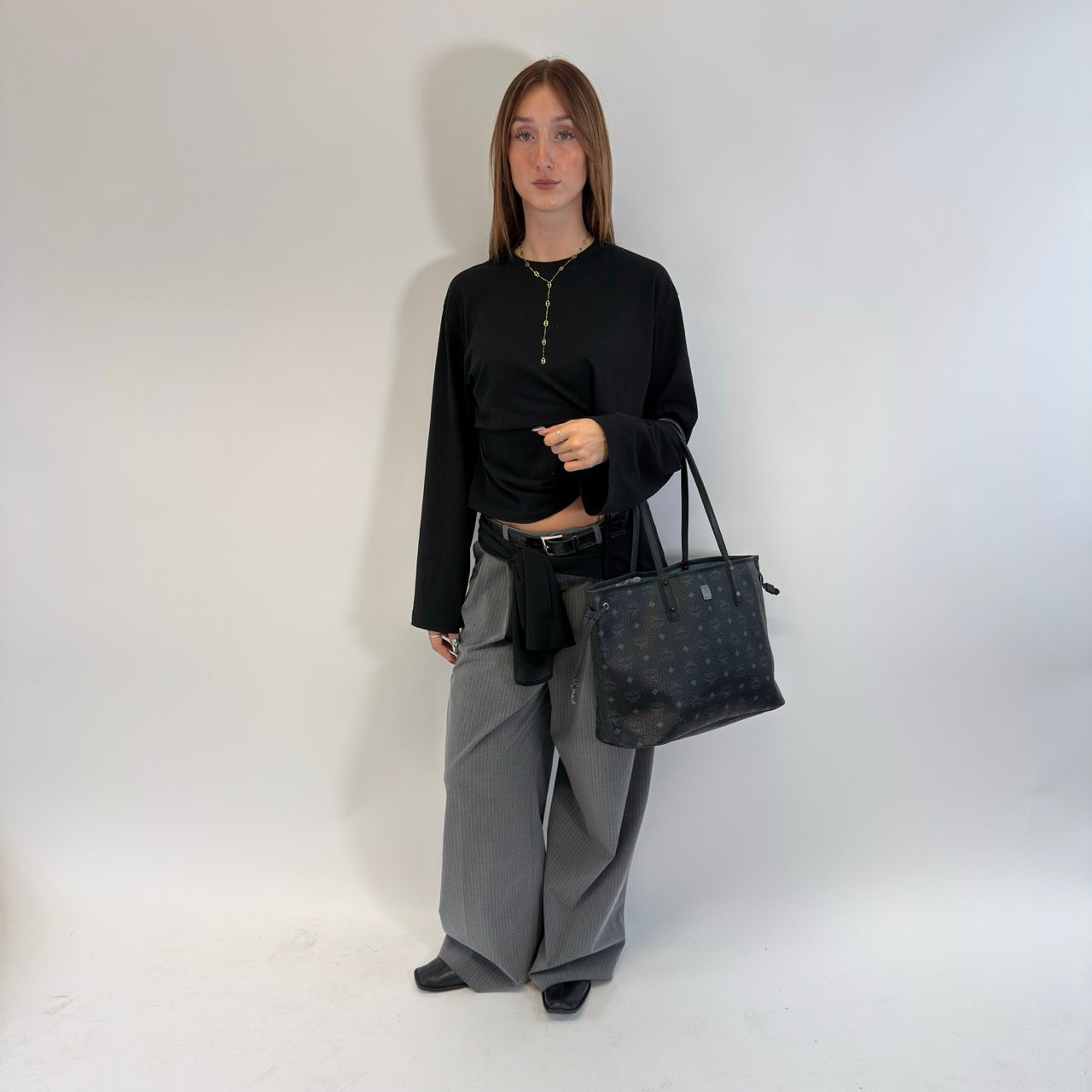 https://cdn.shopify.com/s/files/1/0564/9376/8855/files/MCM_Shopper_Liz_visetos_schwarz_21.jpg?v=1784801390