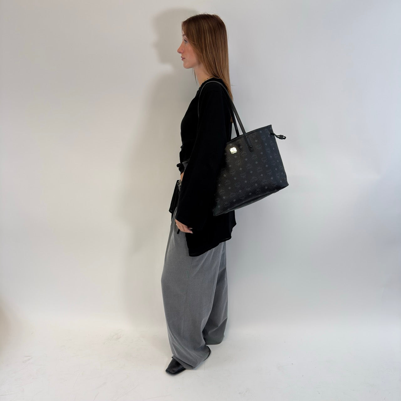 https://cdn.shopify.com/s/files/1/0564/9376/8855/files/MCM_Shopper_Liz_visetos_schwarz_22.jpg?v=1784801390