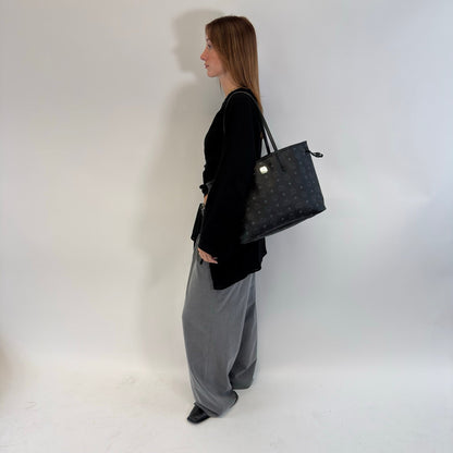 https://cdn.shopify.com/s/files/1/0564/9376/8855/files/MCM_Shopper_Liz_visetos_schwarz_22.jpg?v=1784801390