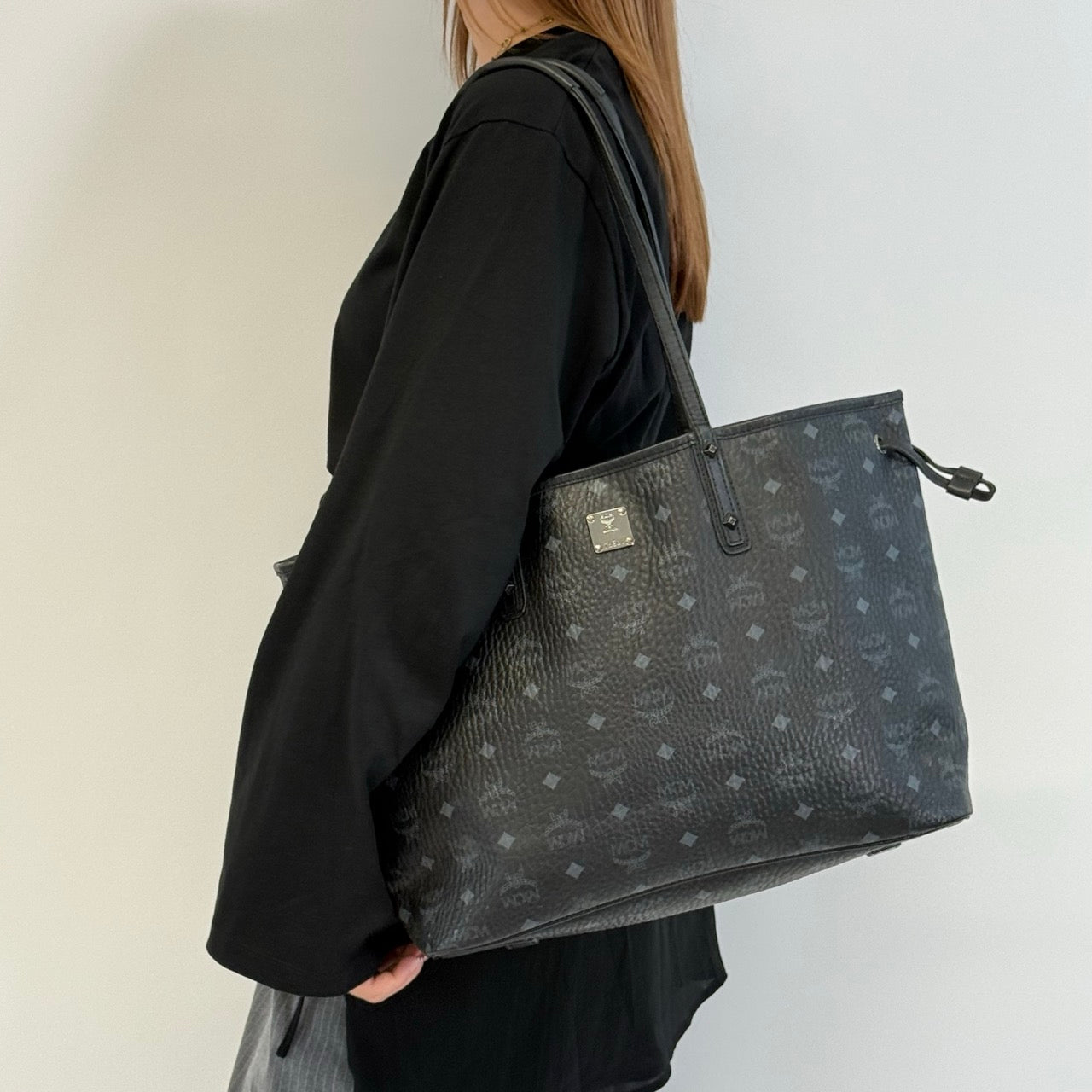 https://cdn.shopify.com/s/files/1/0564/9376/8855/files/MCM_Shopper_Liz_visetos_schwarz_23.jpg?v=1784801390