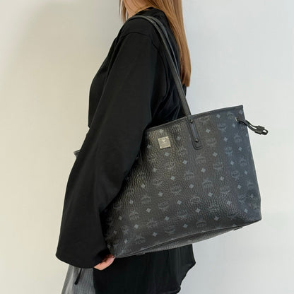 https://cdn.shopify.com/s/files/1/0564/9376/8855/files/MCM_Shopper_Liz_visetos_schwarz_23.jpg?v=1784801390