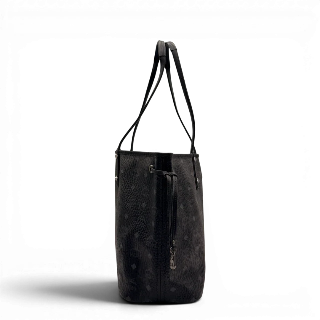 https://cdn.shopify.com/s/files/1/0564/9376/8855/files/MCM_Shopper_Liz_visetos_schwarz_3.webp?v=1784801389