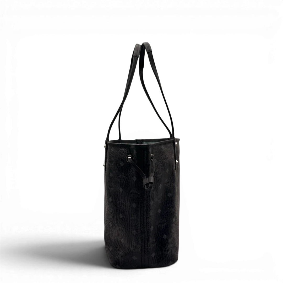 https://cdn.shopify.com/s/files/1/0564/9376/8855/files/MCM_Shopper_Liz_visetos_schwarz_4.webp?v=1784801389