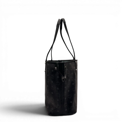 https://cdn.shopify.com/s/files/1/0564/9376/8855/files/MCM_Shopper_Liz_visetos_schwarz_4.webp?v=1784801389
