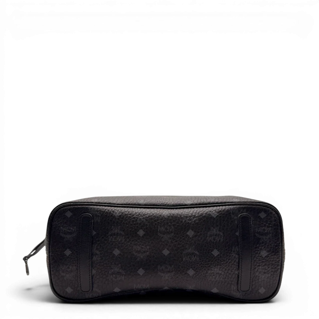 https://cdn.shopify.com/s/files/1/0564/9376/8855/files/MCM_Shopper_Liz_visetos_schwarz_5.webp?v=1784801389