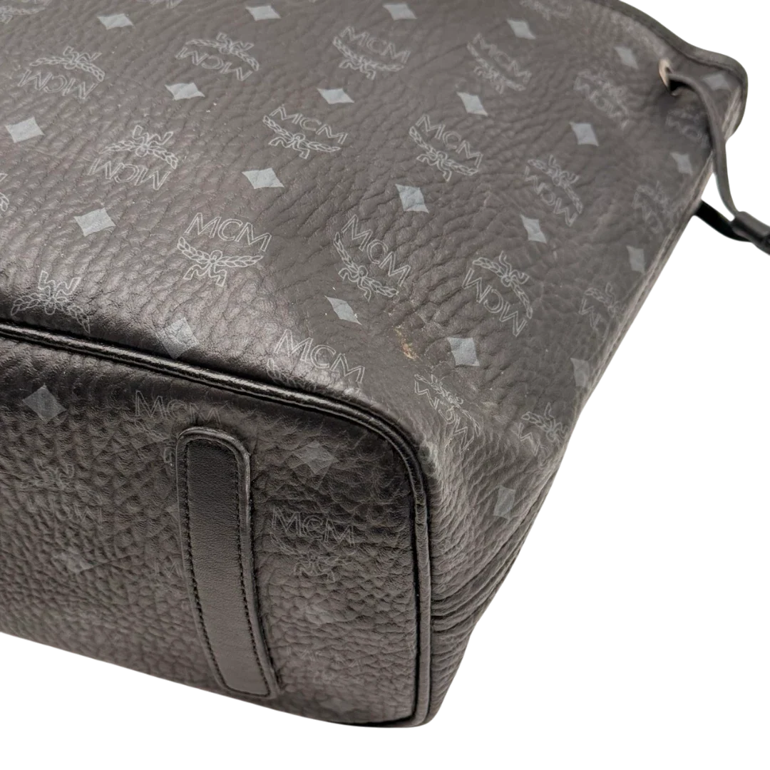 https://cdn.shopify.com/s/files/1/0564/9376/8855/files/MCM_Shopper_Liz_visetos_schwarz_6.webp?v=1784801390