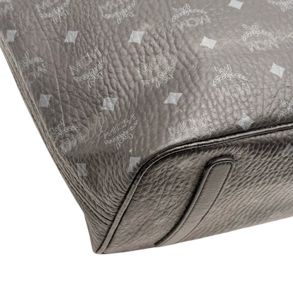 https://cdn.shopify.com/s/files/1/0564/9376/8855/files/MCM_Shopper_Liz_visetos_schwarz_7.webp?v=1784801390