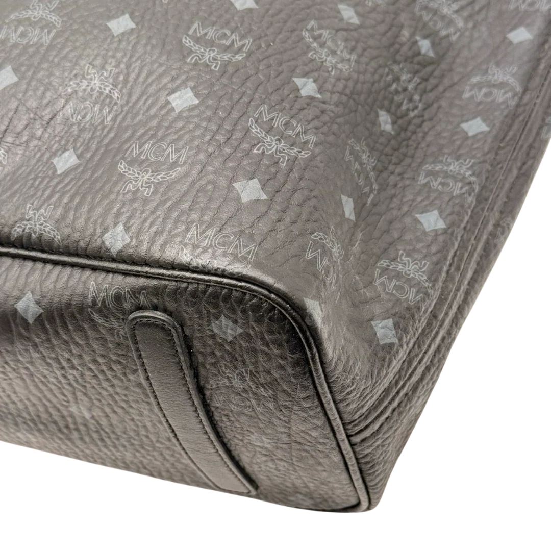 https://cdn.shopify.com/s/files/1/0564/9376/8855/files/MCM_Shopper_Liz_visetos_schwarz_8.webp?v=1784801390