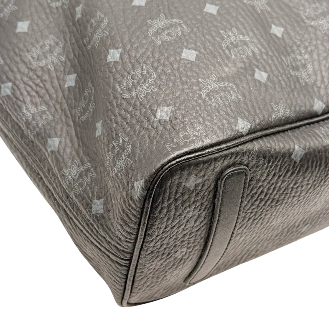 https://cdn.shopify.com/s/files/1/0564/9376/8855/files/MCM_Shopper_Liz_visetos_schwarz_9.webp?v=1784801390