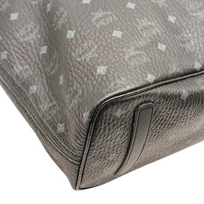 https://cdn.shopify.com/s/files/1/0564/9376/8855/files/MCM_Shopper_Liz_visetos_schwarz_9.webp?v=1784801390