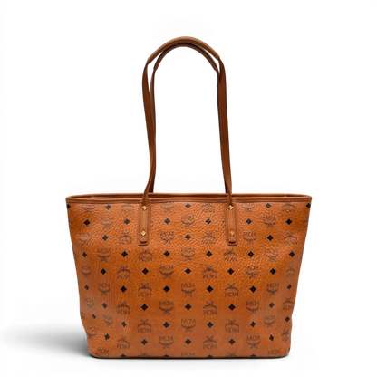 https://cdn.shopify.com/s/files/1/0564/9376/8855/files/MCM_Shopper_visetos_braun_1.webp?v=1784795144