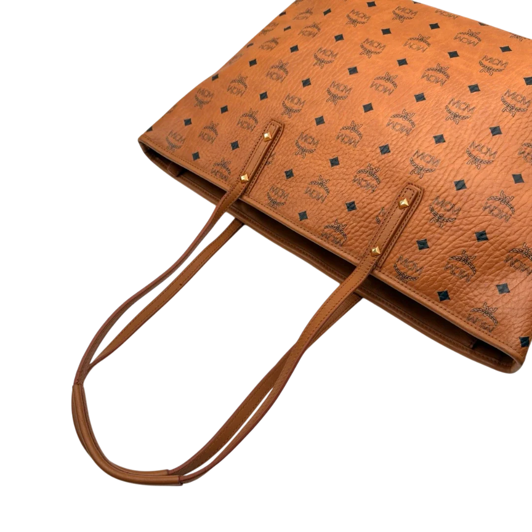 https://cdn.shopify.com/s/files/1/0564/9376/8855/files/MCM_Shopper_visetos_braun_10.webp?v=1784795144
