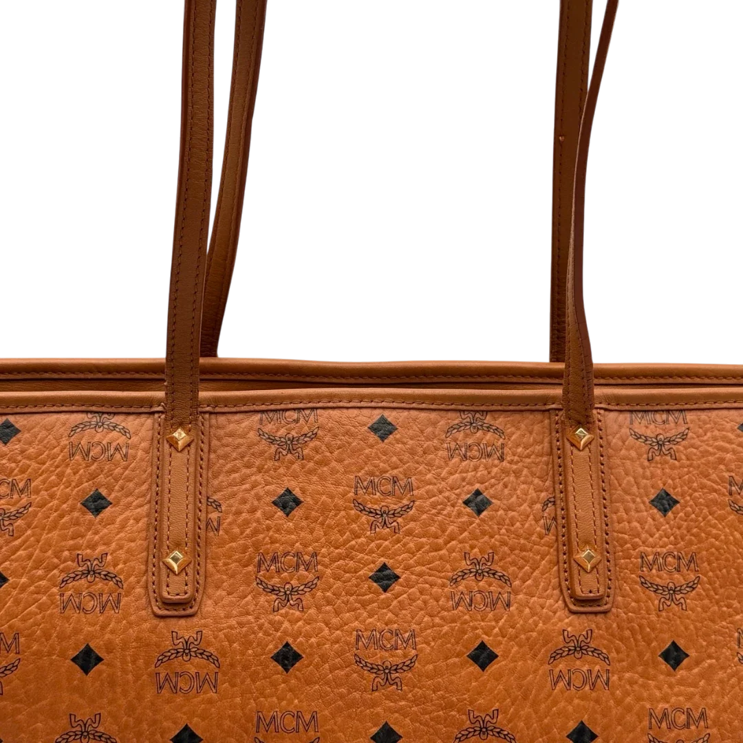 https://cdn.shopify.com/s/files/1/0564/9376/8855/files/MCM_Shopper_visetos_braun_11.webp?v=1784795144