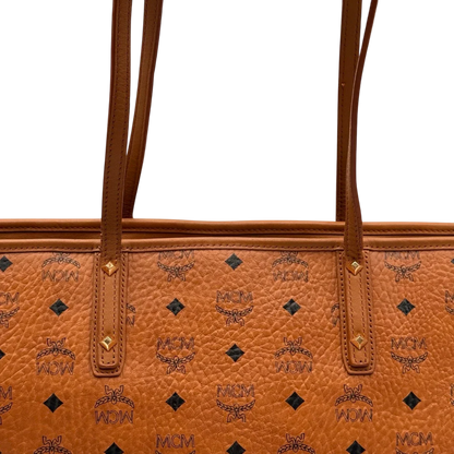 https://cdn.shopify.com/s/files/1/0564/9376/8855/files/MCM_Shopper_visetos_braun_11.webp?v=1784795144