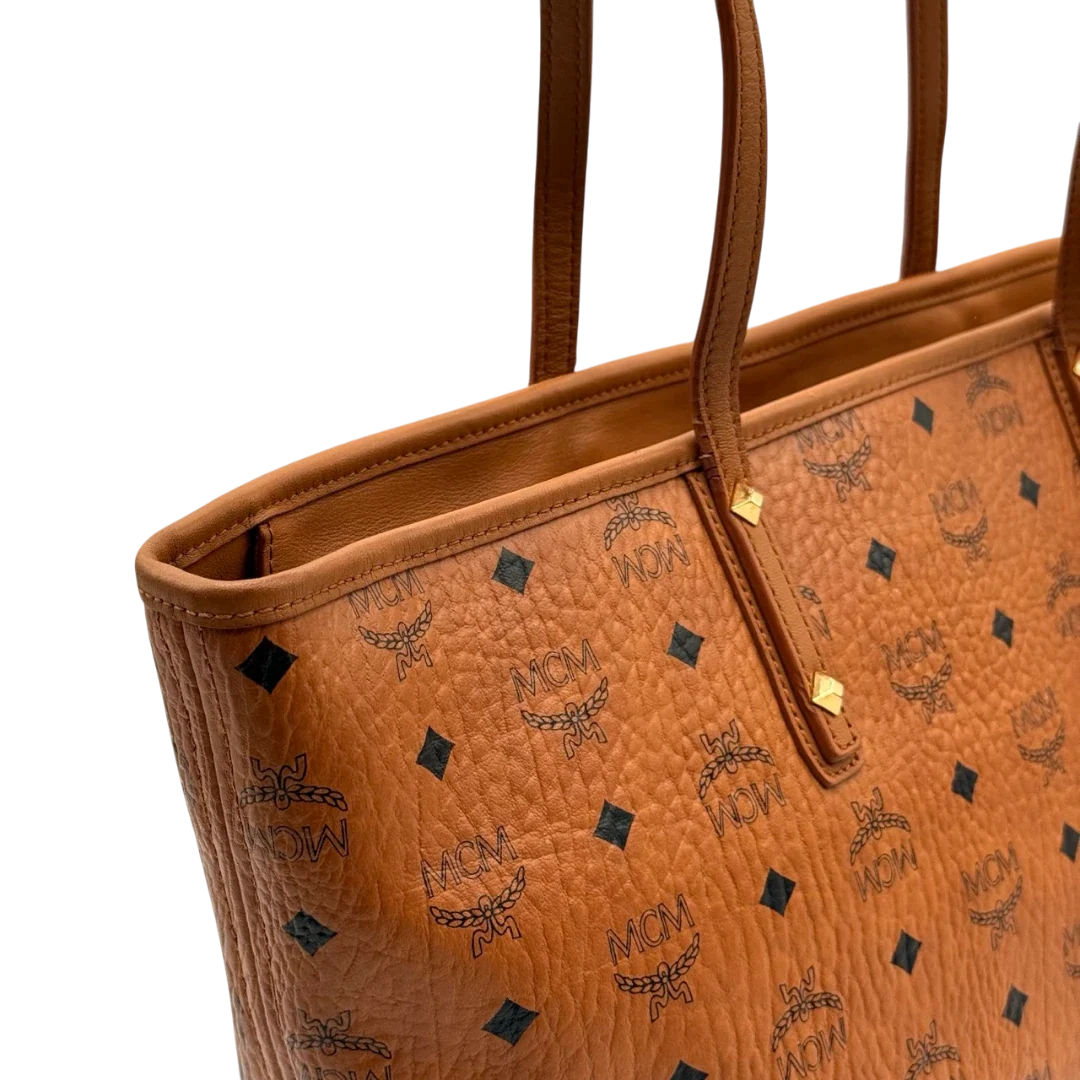 https://cdn.shopify.com/s/files/1/0564/9376/8855/files/MCM_Shopper_visetos_braun_12.webp?v=1784795144