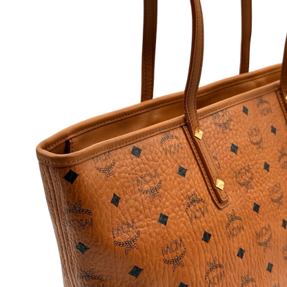 https://cdn.shopify.com/s/files/1/0564/9376/8855/files/MCM_Shopper_visetos_braun_12.webp?v=1784795144
