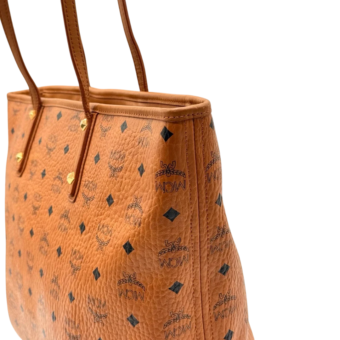 https://cdn.shopify.com/s/files/1/0564/9376/8855/files/MCM_Shopper_visetos_braun_13.webp?v=1784795143