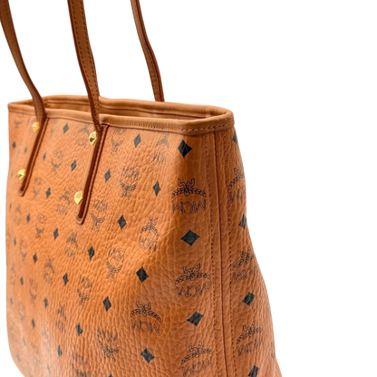 https://cdn.shopify.com/s/files/1/0564/9376/8855/files/MCM_Shopper_visetos_braun_13.webp?v=1784795143