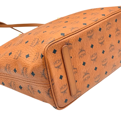 https://cdn.shopify.com/s/files/1/0564/9376/8855/files/MCM_Shopper_visetos_braun_14.webp?v=1784795144