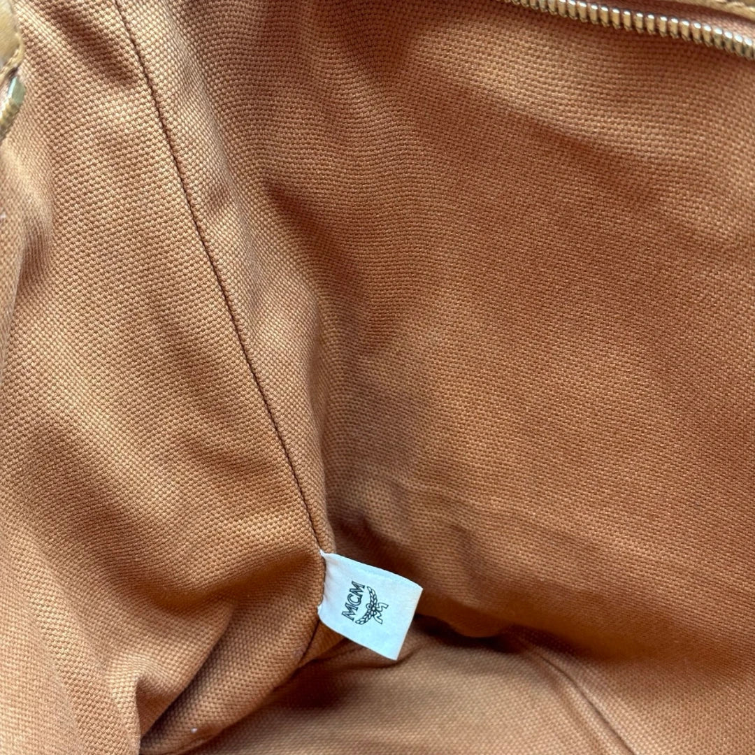 https://cdn.shopify.com/s/files/1/0564/9376/8855/files/MCM_Shopper_visetos_braun_19.webp?v=1784795144