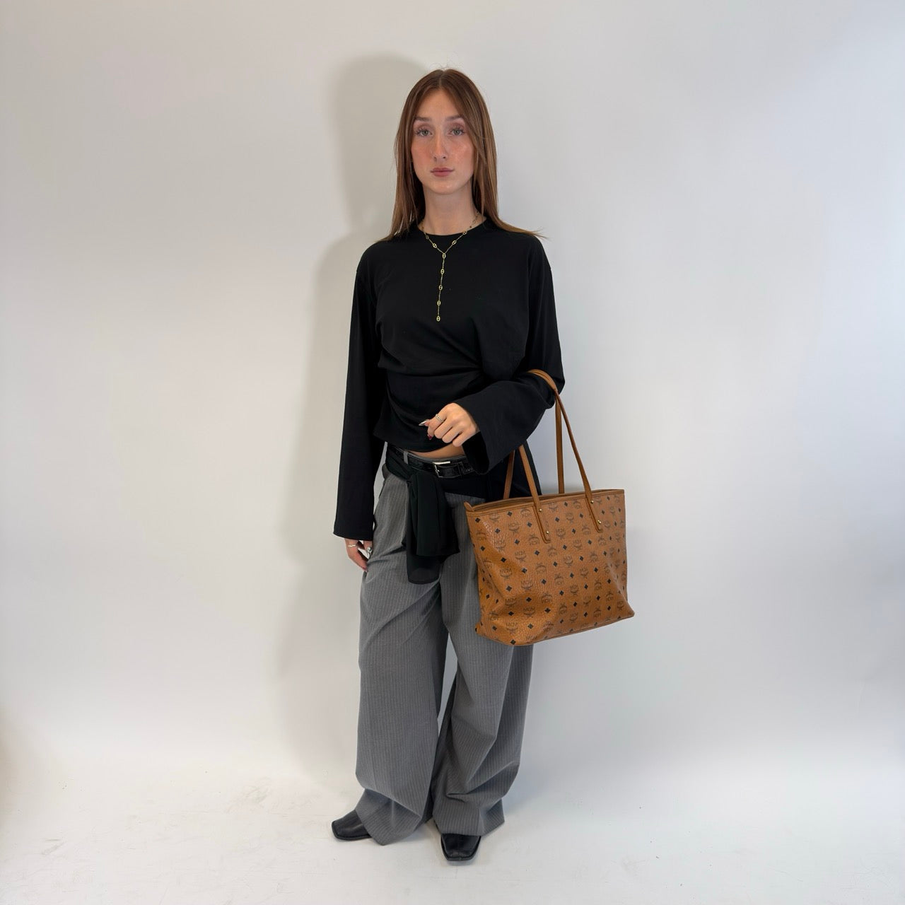 https://cdn.shopify.com/s/files/1/0564/9376/8855/files/MCM_Shopper_visetos_braun_22.jpg?v=1784795144