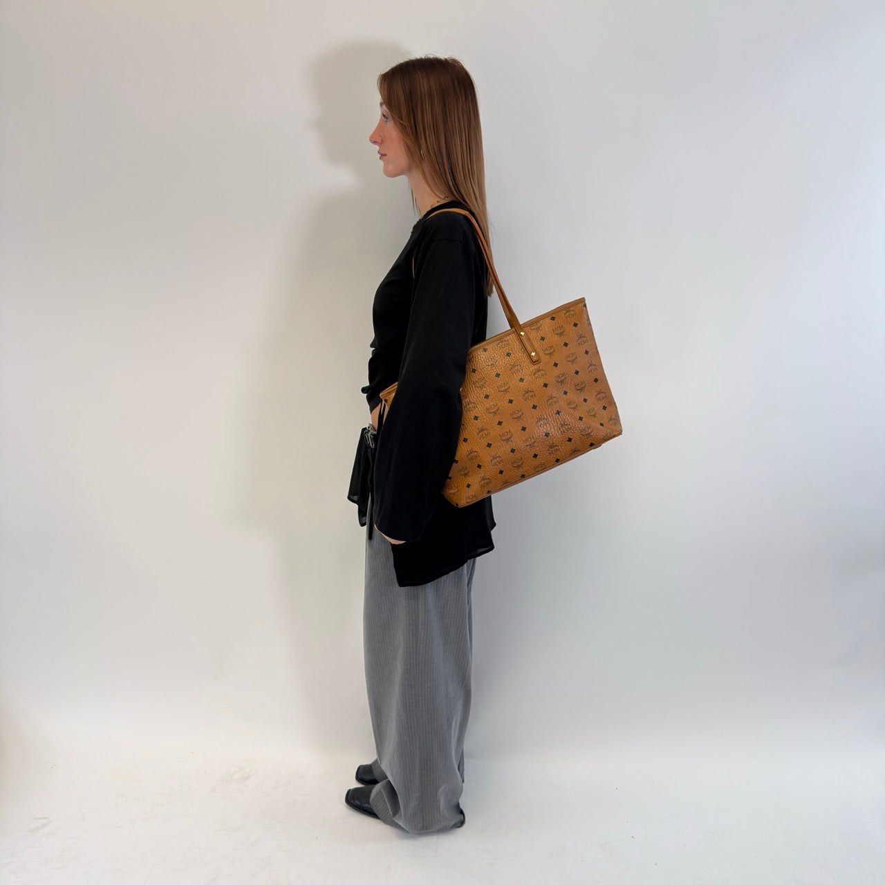 https://cdn.shopify.com/s/files/1/0564/9376/8855/files/MCM_Shopper_visetos_braun_23.jpg?v=1784795143