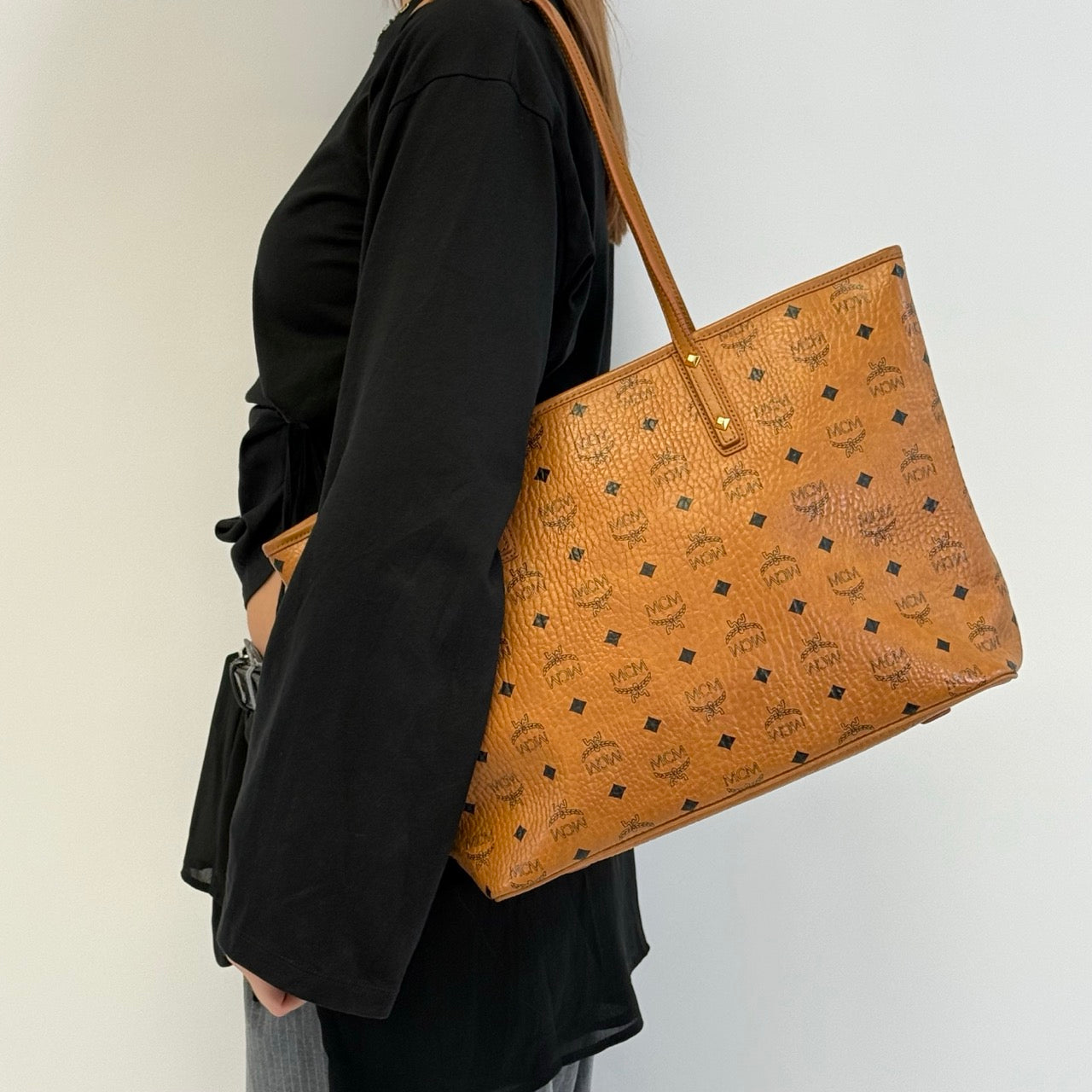 https://cdn.shopify.com/s/files/1/0564/9376/8855/files/MCM_Shopper_visetos_braun_24.jpg?v=1784795144