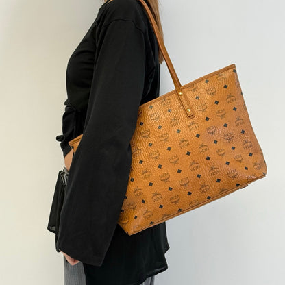 https://cdn.shopify.com/s/files/1/0564/9376/8855/files/MCM_Shopper_visetos_braun_24.jpg?v=1784795144