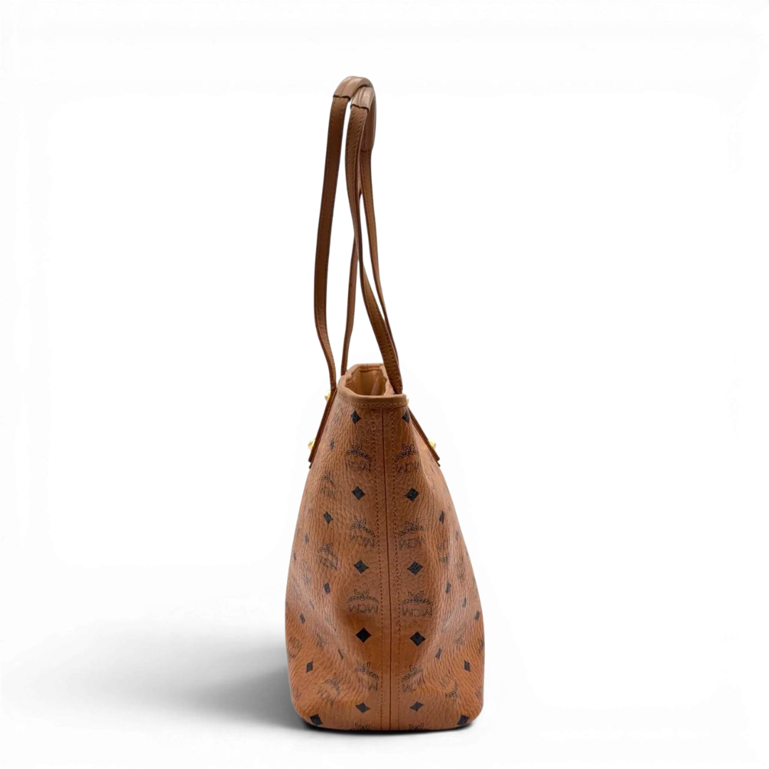 https://cdn.shopify.com/s/files/1/0564/9376/8855/files/MCM_Shopper_visetos_braun_3.webp?v=1784795143