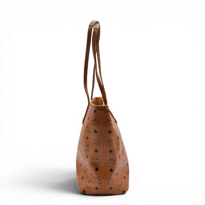 https://cdn.shopify.com/s/files/1/0564/9376/8855/files/MCM_Shopper_visetos_braun_3.webp?v=1784795143