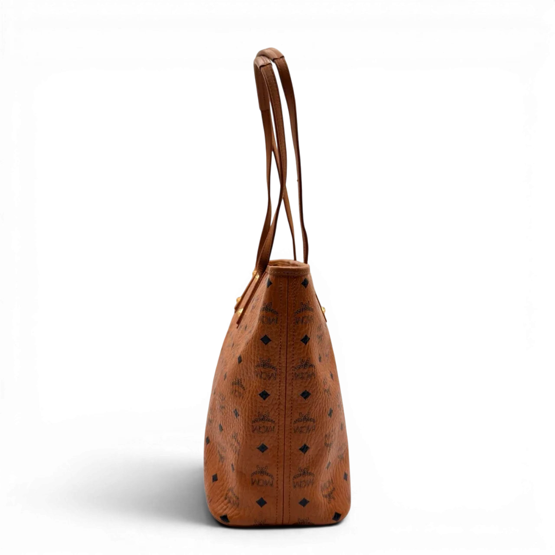 https://cdn.shopify.com/s/files/1/0564/9376/8855/files/MCM_Shopper_visetos_braun_4.webp?v=1784795143
